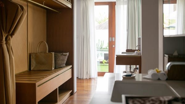 Villa Indrani - Double sink and wardrobe